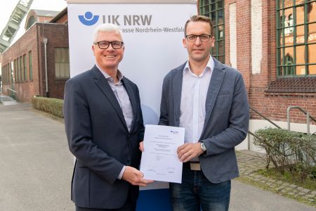 Gesunde Mitarbeiter sind ihr Ziel – Franz Kürpick (l.) und Christian Nolte nehmen Auszeichnung der Unfallkasse NRW in Dortmund entgegen   Bildnachweis: Kreis Paderborn